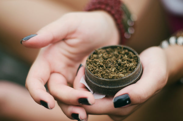 Types and How to Use Weed Grinders/Herb Grinders